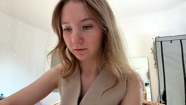smalllisa online show from June 2026 04:08:02 PM
