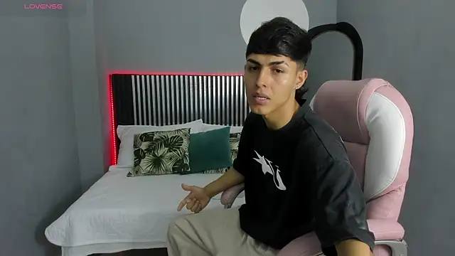Axel Mendozaa online show from June 2026 08:19:02 PM