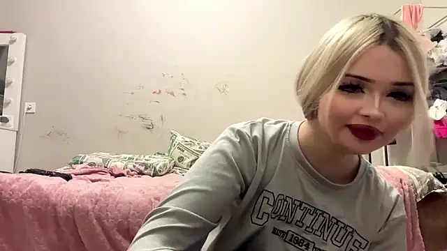 moonluv33 online show from June 2026 02:05:01 PM