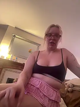 Snapshot of lucyyyxoxo chatting on July 2026 04:05:02 PM lucyyyxoxo online show from July 2026 04:05:02 PM