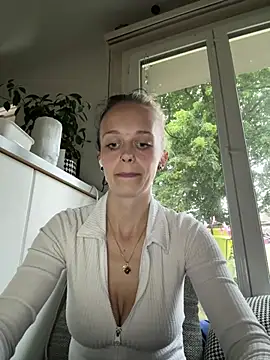 LillyWannaPlay online show from June 2026 06:28:02 PM