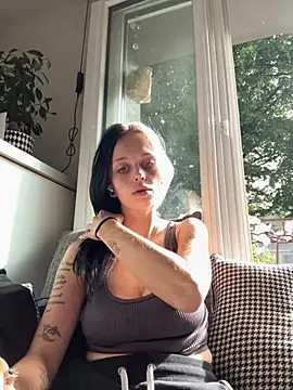 LillyWannaPlay online show from June 2026 04:05:01 PM