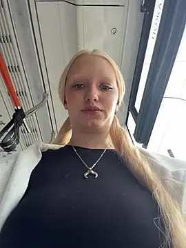 Elfi InPublic online show from July 2026 04:15:02 AM