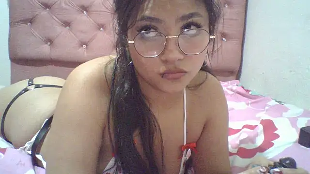 Snapshot of Thania- chatting on July 2026 07:45:02 AM Thania- online show from July 2026 07:45:02 AM