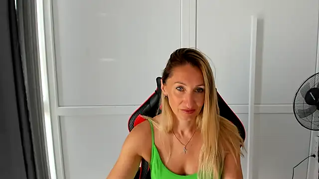 LilyDreamm online show from June 2026 06:19:01 AM