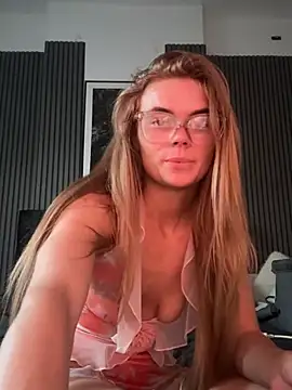 Snapshot of TaliaWhiteX chatting on June 2026 08:24:01 PM TaliaWhiteX online show from June 2026 08:24:01 PM