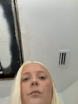 Snapshot of Blondebarbie21 chatting on June 2026 02:14:01 PM Blondebarbie21 online show from June 2026 02:14:01 PM