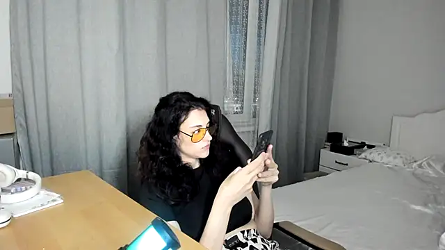 Avelinatt online show from July 2026 10:30:02 PM