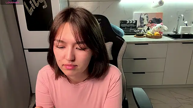 LilyPopss online show from June 2026 07:27:02 PM