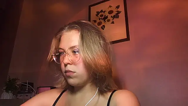 Snapshot of MarylnKrammes chatting on July 2026 12:22:02 PM MarylnKrammes online show from July 2026 12:22:02 PM