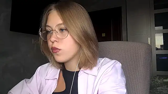 Snapshot of MarylnKrammes chatting on July 2026 05:15:01 PM MarylnKrammes online show from July 2026 05:15:01 PM
