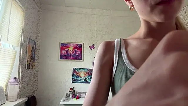 AliceGilbert  online show from June 2026 11:28:01 PM