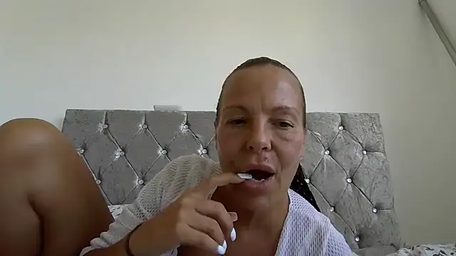 Snapshot of FrankyEssex chatting on July 2026 12:29:01 PM FrankyEssex online show from July 2026 12:29:01 PM