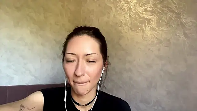 CarolynHale online show from June 2026 01:11:01 PM