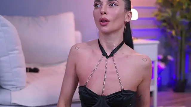 Snapshot of EllyLynne chatting on July 2026 01:58:33 AM EllyLynne online show from July 2026 01:58:33 AM