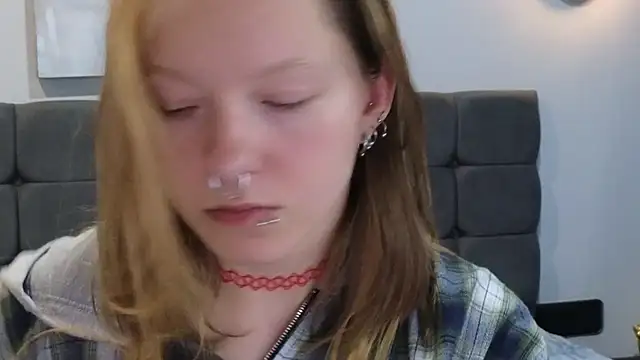 Snapshot of LauraLowe chatting on June 2026 11:10:01 AM LauraLowe online show from June 2026 11:10:01 AM