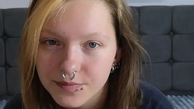 Snapshot of LauraLowe chatting on July 2026 05:53:02 AM LauraLowe online show from July 2026 05:53:02 AM
