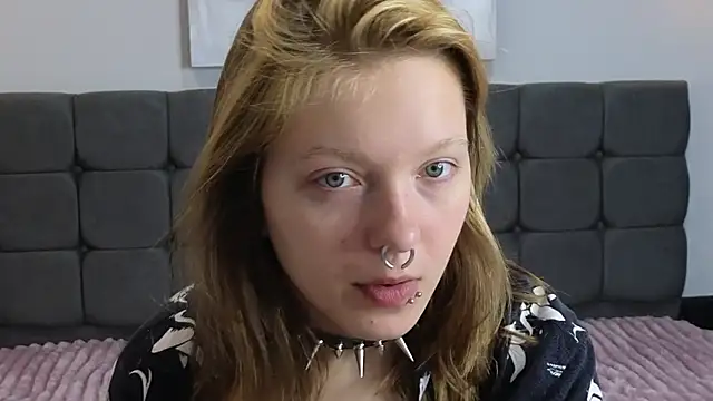 Snapshot of LauraLowe chatting on July 2026 05:57:01 AM LauraLowe online show from July 2026 05:57:01 AM