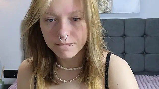 Snapshot of LauraLowe chatting on July 2026 05:25:02 AM LauraLowe online show from July 2026 05:25:02 AM