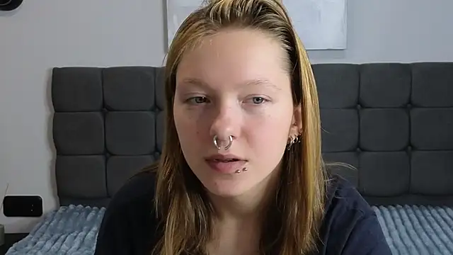 Snapshot of LauraLowe chatting on July 2026 05:43:02 AM LauraLowe online show from July 2026 05:43:02 AM