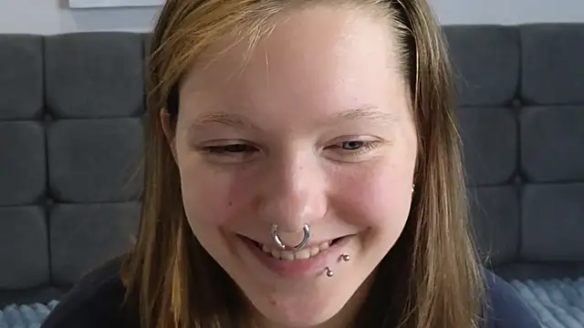 Snapshot of LauraLowe chatting on July 2026 07:23:02 AM LauraLowe online show from July 2026 07:23:02 AM