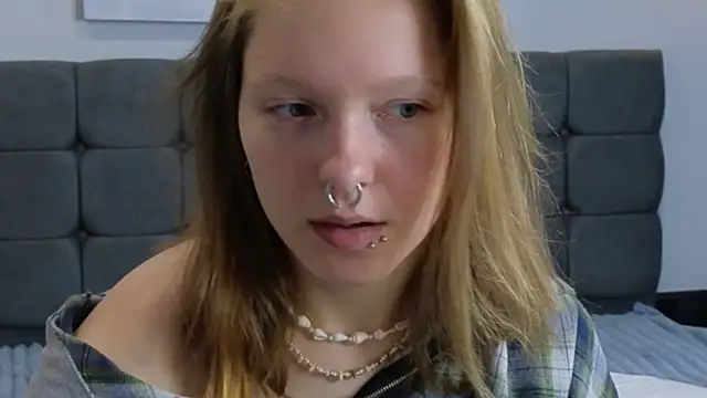 Snapshot of LauraLowe chatting on July 2026 08:07:02 AM LauraLowe online show from July 2026 08:07:02 AM