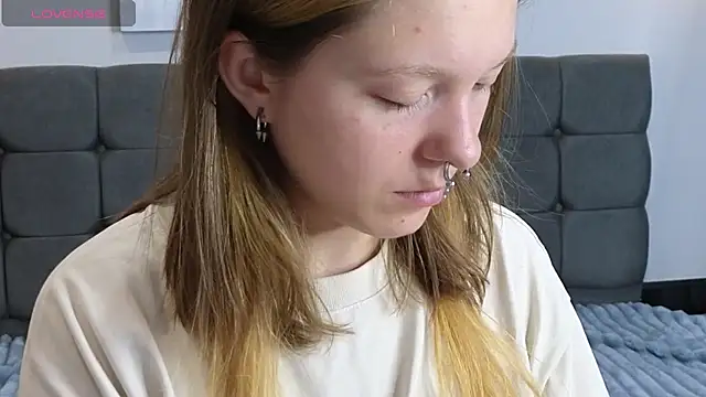 Snapshot of LauraLowe chatting on July 2026 05:27:02 AM LauraLowe online show from July 2026 05:27:02 AM