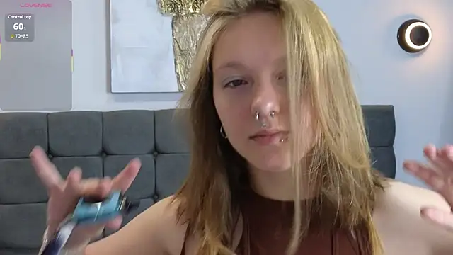 Snapshot of LauraLowe chatting on July 2026 06:32:02 AM LauraLowe online show from July 2026 06:32:02 AM