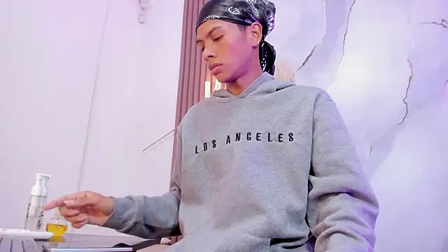 Cuteboyhenrik os online show from July 2026 12:42:02 PM