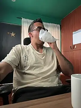 Snapshot of Andy_n_cat chatting on July 2026 08:40:01 PM Andy n cat online show from July 2026 08:40:01 PM