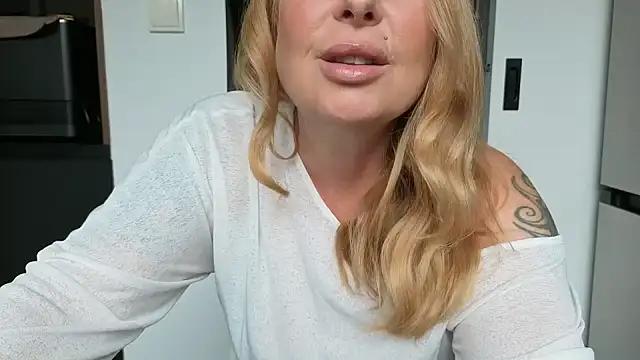 Snapshot of TammyJeann chatting on September 2025 01:43:02 PM TammyJeann online show from September 2025 01:43:02 PM