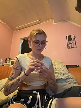 Snapshot of Alina-420 chatting on July 2026 06:10:01 PM Alina-420 online show from July 2026 06:10:01 PM