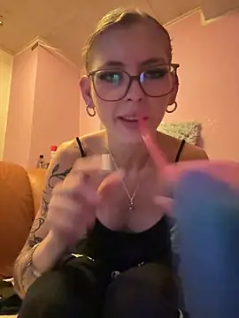 Snapshot of Alina-420 chatting on July 2026 07:43:01 PM Alina-420 online show from July 2026 07:43:01 PM