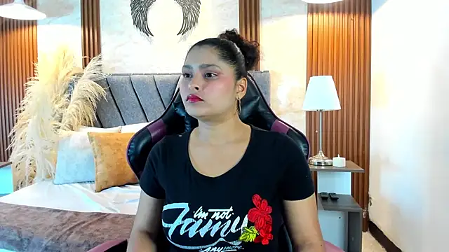 Izzy lux online show from July 2026 11:46:02 AM