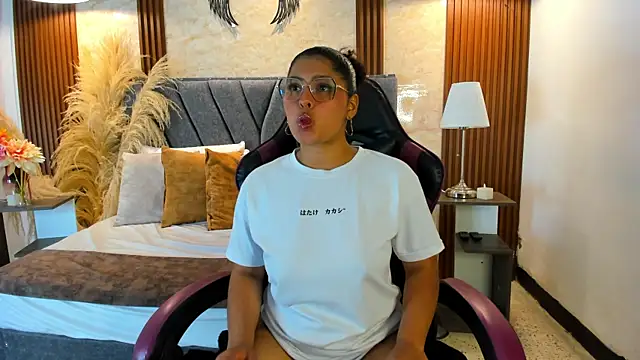 Izzy lux online show from July 2026 12:01:01 PM