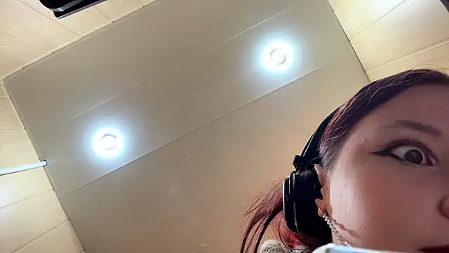 Snapshot of SuzanMoote chatting on July 2026 11:17:02 AM SuzanMoote online show from July 2026 11:17:02 AM