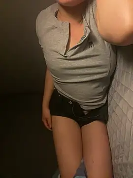 ly-laxxx online show from July 2026 05:04:02 PM