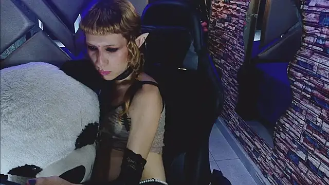 vivienne hadi online show from July 2026 08:52:02 PM