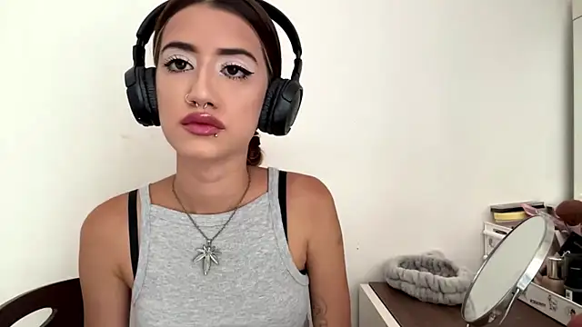 JuliaPierce online show from July 2026 12:30:01 PM