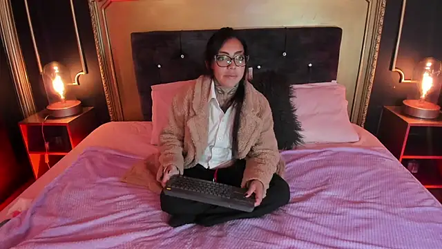 Gahia Thompson online show from July 2026 11:45:01 AM