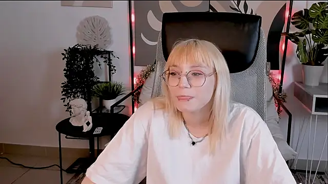 ReminaMeow online show from July 2026 10:21:02 AM