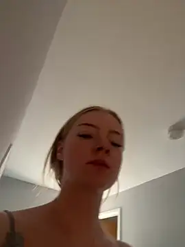 Snapshot of bleurose18 chatting on July 2026 11:53:01 AM bleurose18 online show from July 2026 11:53:01 AM