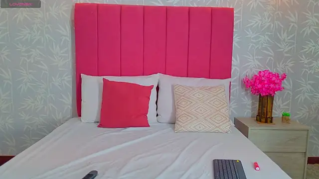 Mia Noirr online show from July 2026 12:34:01 PM