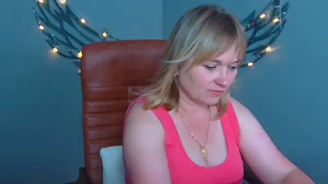 KiraSmiling online show from July 2026 10:39:01 AM