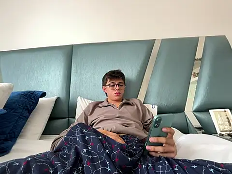 ItsJuanLuxxOficial online show from July 2026 05:40:02 PM