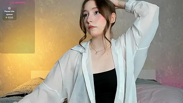 Snapshot of LunaBun chatting on July 2026 03:05:01 PM LunaBun online show from July 2026 03:05:01 PM