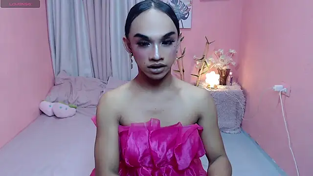 Snapshot of VivienneLuxe chatting on July 2026 04:19:02 AM VivienneLuxe online show from July 2026 04:19:02 AM