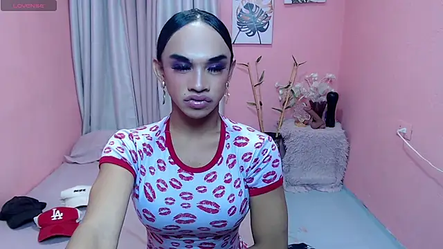 Snapshot of VivienneLuxe chatting on July 2026 05:05:01 AM VivienneLuxe online show from July 2026 05:05:01 AM