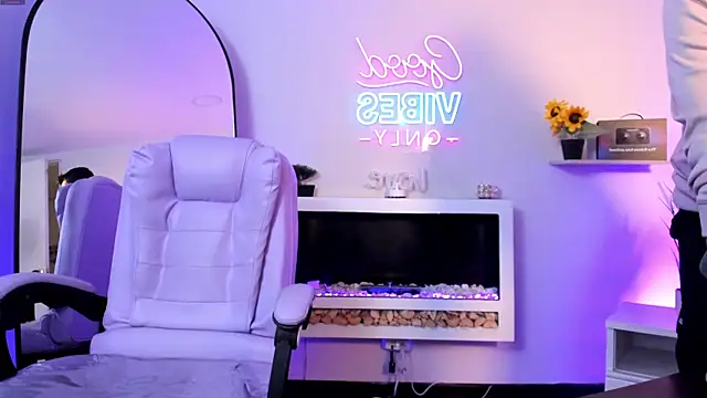 lunaclarx love online show from July 2026 12:12:02 PM