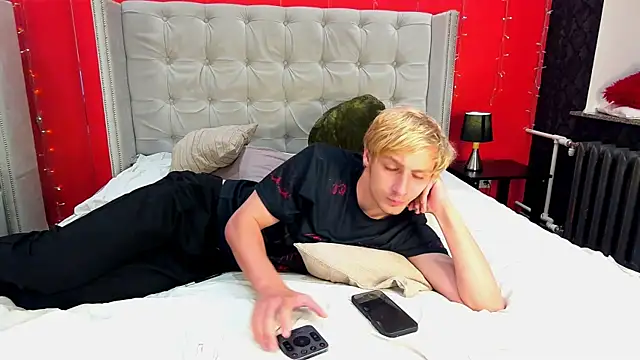 Snapshot of DamonLux_ chatting on July 2026 07:15:02 AM DamonLux online show from July 2026 07:15:02 AM